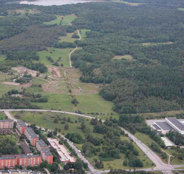 AKALLA Förutsättningar En öppen dalgång mot norr med spridd vegetation. Bostadsområde och verksamhetsområde avgränsar i söder, Hanstareservatets höjd avgränsar mot öster.