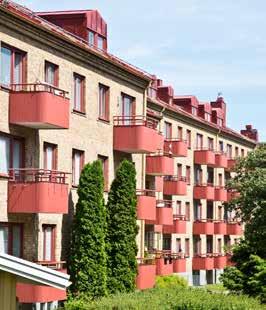 Husen har fem våningar plus vindsvåningen och hissen i husen går ändå upp till