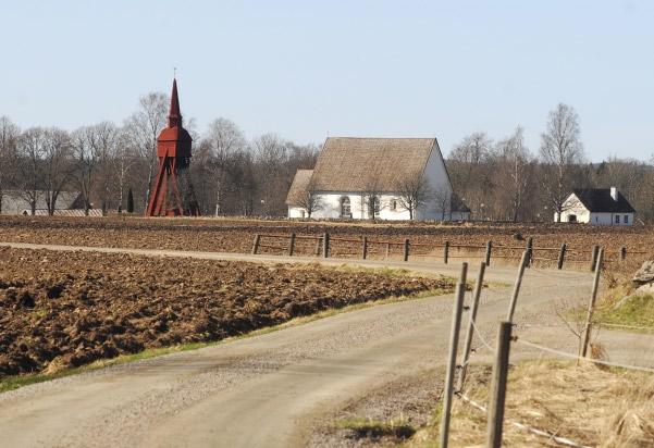 Kulturmiljö av riksintresse Kommunikationerna var tidigt goda i Lekaryds socken och vid kyrkan strålade flera vägar samman. Lekaryds medeltida kyrka med klockstapel från 1700-talet.