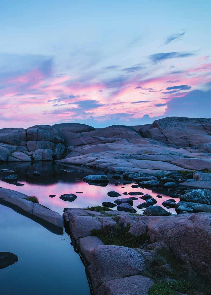 En resa genom Bohuslän Mysiga Marstrand LÄNGST UT I VÄSTER, där skärgården tar slut och havet tar vid, ligger Marstrand med Carlstens fästning på sin topp.