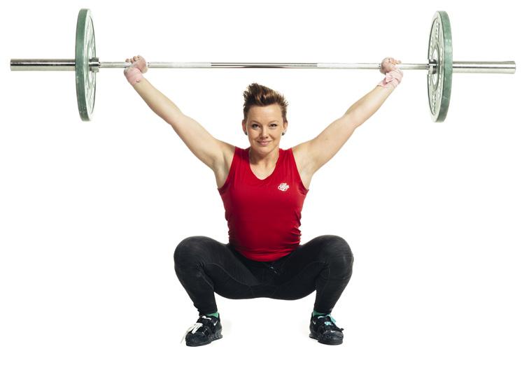 Tyngdlyftning 3 övningar som hjälper dig att lyfta starkt. 3. Ryck-knäböj Här tränar du upp din rörlighet i bröstrygg och underkropp.