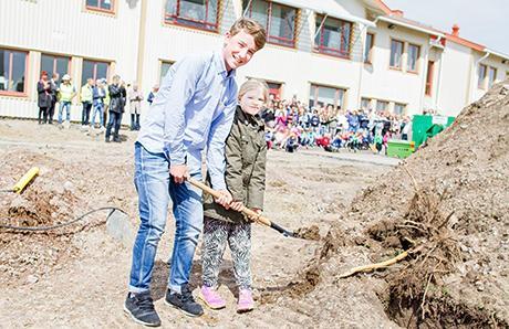 Inför en stor publik fick Alva Högberg och Daniel Torgersson, båda representanter för elevrådet på Hedens skola, äran att ta det första symboliska spadtaget när Öckerö Fastighets AB startade