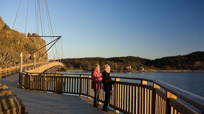 Uddevallas vackra strandpromenad är en av stadens stora sevärdheter. Du går längs vattnet hela vägen och har fantastisk utsikt över Byfjorden och den vackra naturen. Torreby Slott och Golfklubb (28.