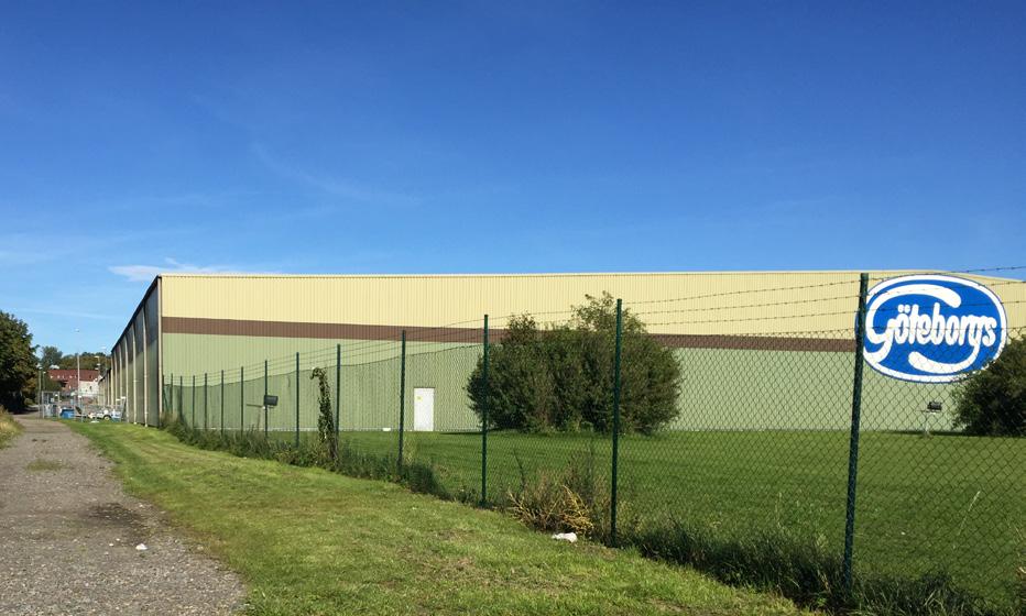 Gamla uthus är placerade utmed tomtgränserna och gatans lätta krökningar erbjuder successivt nya synfält. Tvärgränder och portar ger utblick mot Strandgatan och älven.