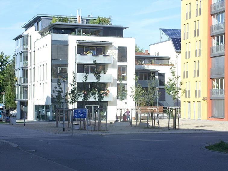 Vertikalitet som ger en upplevelse av korta fasader. Aktiva bottenvåningar med lokaler som har entréer mot Strandgatan, Västra gatan och Västra tullen.