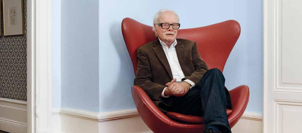 Vi möter det vitala kulturlivet i Calla och Carl Curmans villa och alla de författare och artister som bodde här, däribland den legendariska författarinnan Fredric Bedoire Fredric Bedoire, professor