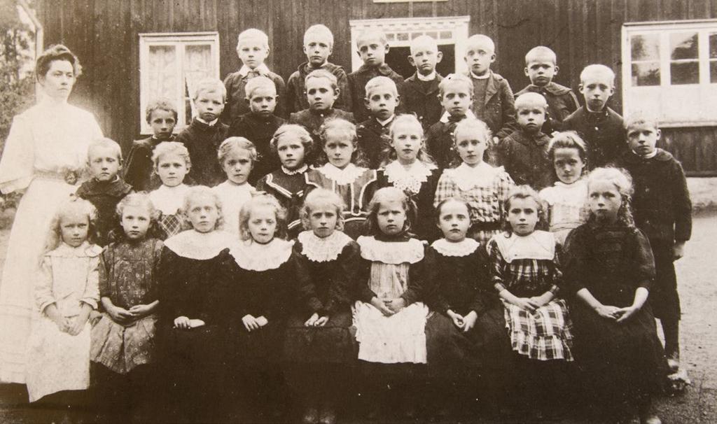 Fakta 1842 Invånare i Sverige: 3 206 776 Den 18 juni 1842 lagstadgas barnens rättighet att gå i skolan.