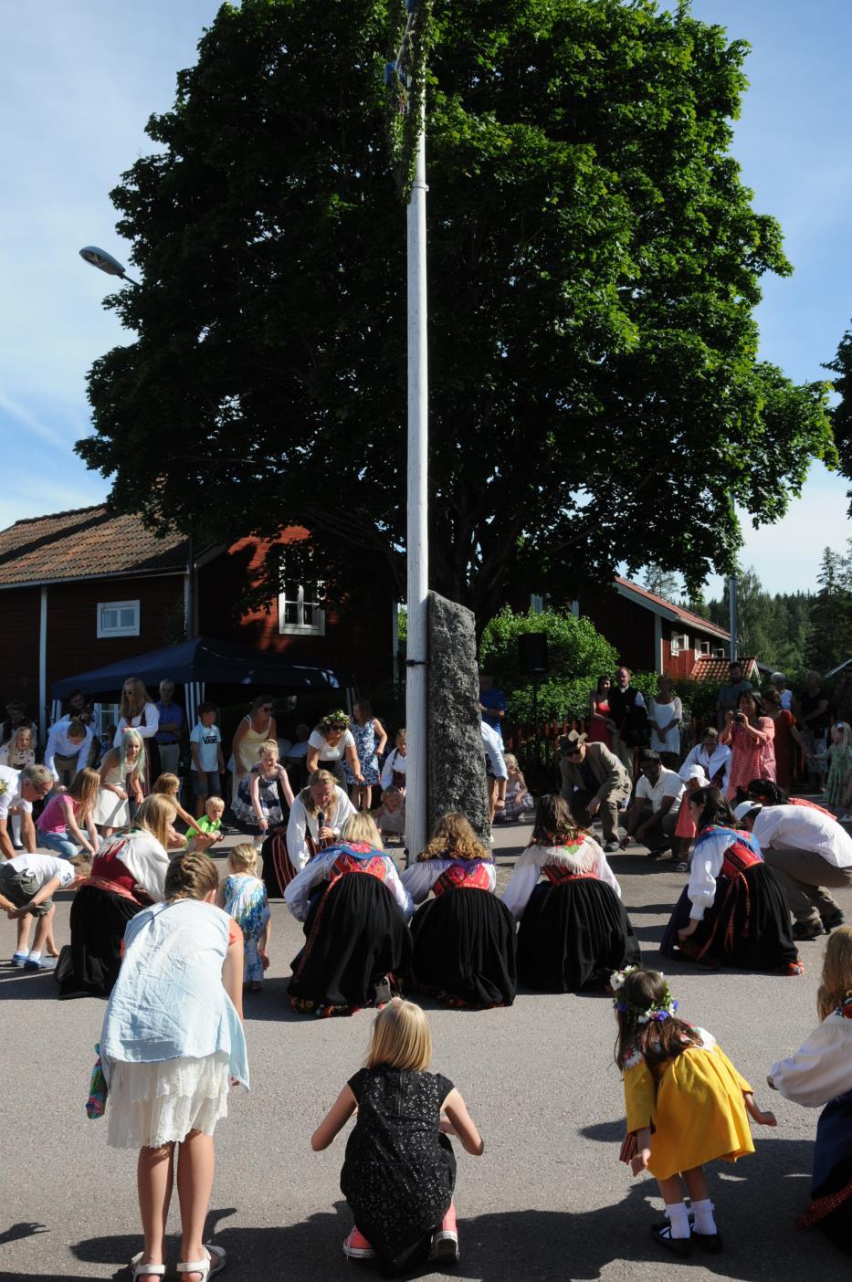 Smått & gott från år 2016 Midsommarfirande i Hedby Som alltid vackert, trevligt, underhållande Mycket folk,
