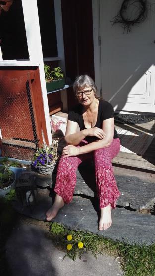 Hon är kantor och har sin tjänst i Siljansnäs. Ibland tjänstgör hon även i Djura kyrka. När barnen flyttade ut ur boet började Liselott se sig om efter ett sommarställe i Leksandstrakten.