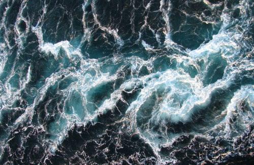 The Maelstrom is formed by the conjunction of strong currents that cross the straits between the islands and the great amplitude of the tides.