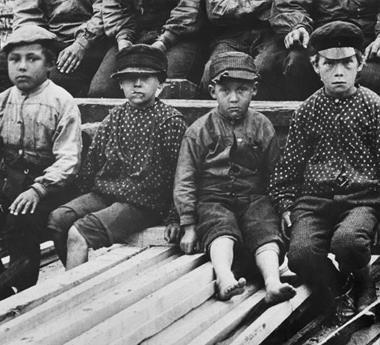 Förr var det vanligt med många barn och barnen användes ofta som arbetskraft.