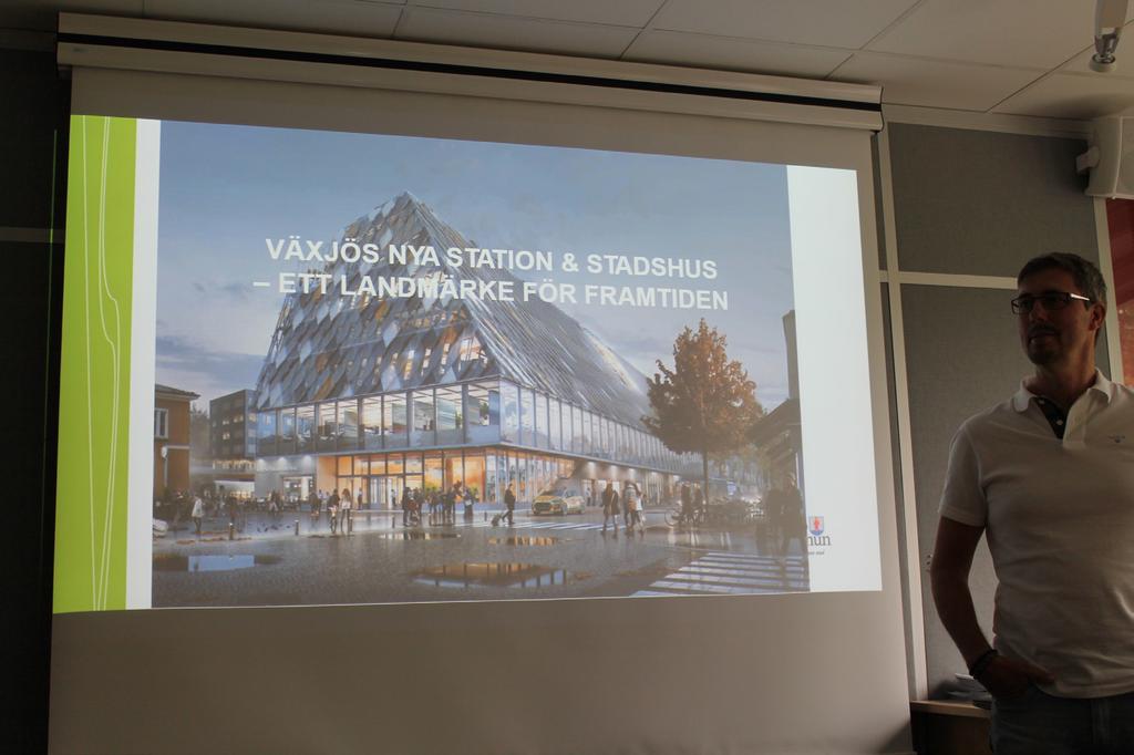 VÄXJÖ STADS- OCH STATIONSHUS Per Gustafsson, fastighetskoordinator, informerade om Växjös planerade stads- och stationshus. Kommunhuset är i behov av renovering, det är omodernt och energikrävande.