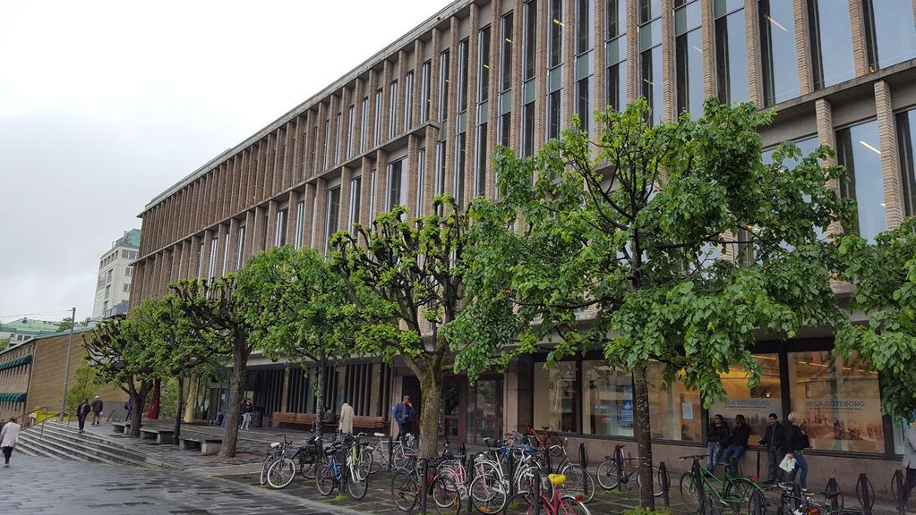 GÖTEBORGS STADSBIBLIOTEK Anette Eliasson, bibliotekschef, och hennes medarbetare informerade om Göteborgs stadsbibliotek. Stadsbiblioteket från 1967 var både litet och slitet.