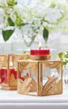 Gyllene Kub votivljushållare, par P9644 49 kr/set om Två matchande, kubformade hållare i metall med guldtonade ormbunksblad som dekor samt tillhörande votivglas. Vändbara.