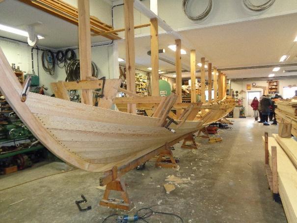 Vikingabåtar och Kyrkbåtar Eftersom vi, klass 4-5 jobbar med vikingatiden så besökte vi Lasse Forslund som bygger kyrkbåtar som liknar vikingabåtar.