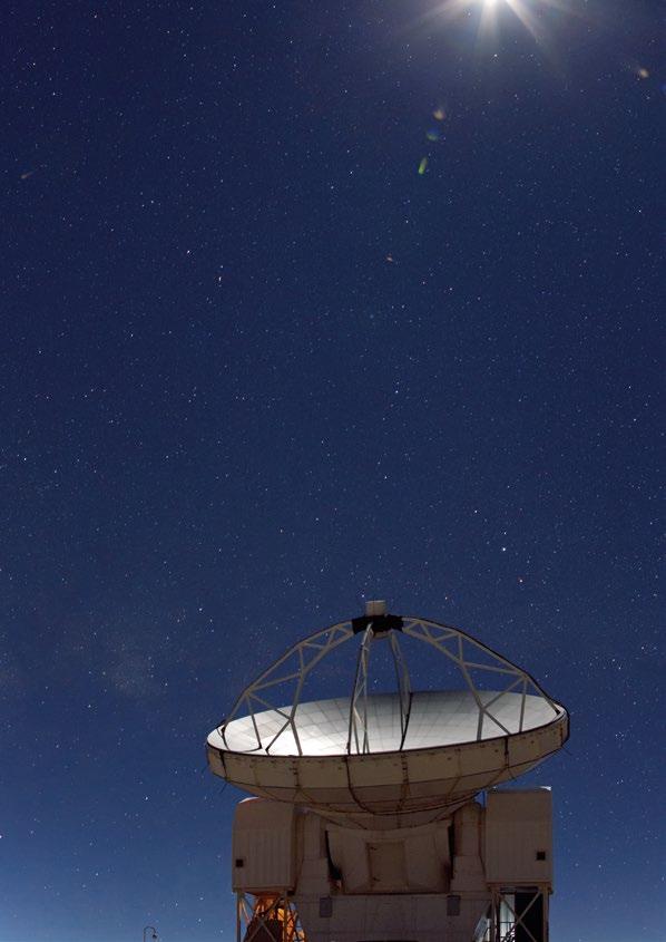 APEX Astronomerna har ett annat teleskop på Chajnantor för millimeter- och submillimeterastronomi: Atacama Pathfinder Experiment (APEX), som på många sätt kompletterar ALMA.