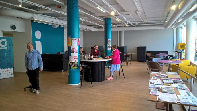 Bild 1. Inom lågtröskelservicen Navigatorn arbetar ett brett sektoröverskridande spektrum av professionella. På bilden Navigatorn i Helsingfors på Fredriksgatan.