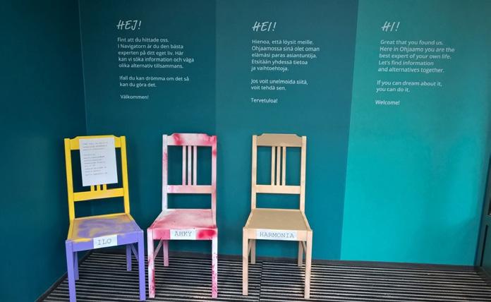 Bild 3. Informationstexterna vid ingången vid Navigatorn Helsingfors välkomnar målgruppen på tre språk.