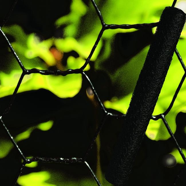 HÖNSNÄT Hönsnät plastbelagt, SVART Sexkantigt hönsnät (trådnät, kycklingnät), tillverkat av Ø0,70 mm järntråd som är sammansnott (twistet). Varmgalvaniserat och plastbelagt efter vävningen.