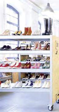 Schuhe, die er in der Filiale nicht in seiner Größe findet, werden kostenlos nach Hause geschickt. Die physischen Läden wachsen durch den Online-Shop und umgekehrt.