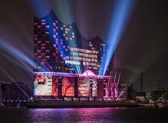 Denna sida är en annons från Tyska Turistbyrån Hamburgs senaste sevärdhet operahuset Elbphilharmonie öppnades den 11 januari 2017. / Die Hamburger Elbphilharmonie wurde am 11. Januar 2017 eröffnet.