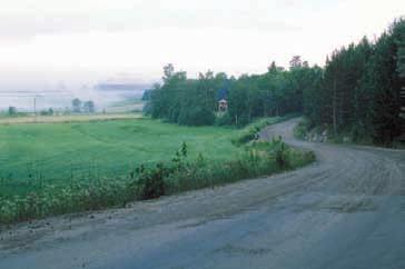 På gränsen mellan Rogsta och Hälsingtuna socknar står en gränssten.