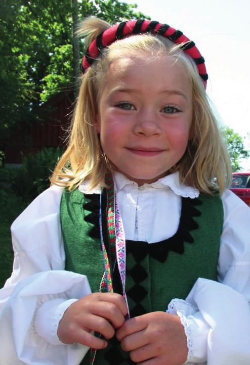 Sommarsången Text: Astrid Lindgren Musik: George Riedel Och nu så vill jag sjunga att sommaren är skön, och träden är så fina och marken är så grön, och blommorna är vackra och höet lukta gott, och