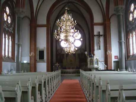 Kyrkorummet sett mot koret i öster före åtgärd.