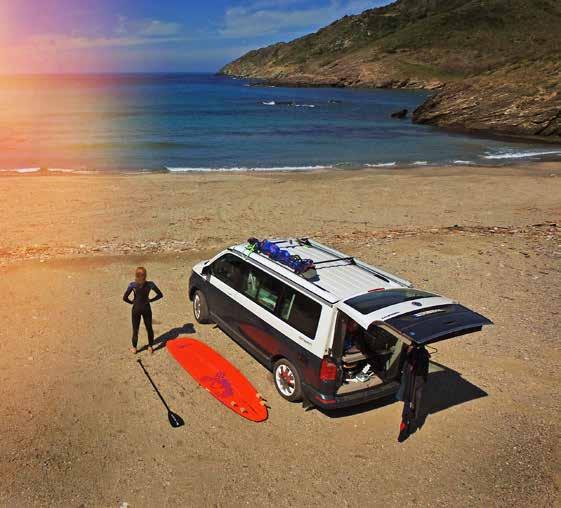 EFTER 230 MIL genom Europa och sex timmar färja hittar vi stranden med stort S. På bilden laddar Anna för en tur med surfbrädan. HIT KOMMER MAN INTE MED EN VANLIG HUSBIL.