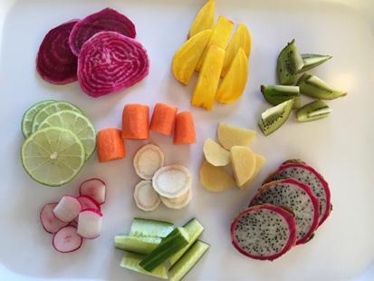 Papper Brickor Tandpetare Gör så här: Börja med att gå igenom vilka frukter och grönsaker som ni har valt. Barnen kanske kan få ett litet smakprov av alla grönsaker innan ni börjar?