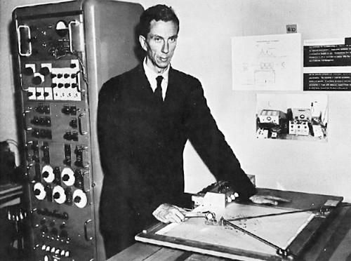 1950-talet OVE (Orator Verbis Electris) OVE I Talsyntesapparat som utvecklades av Gunnar Fant på KTH Styrs med en styrstång på en
