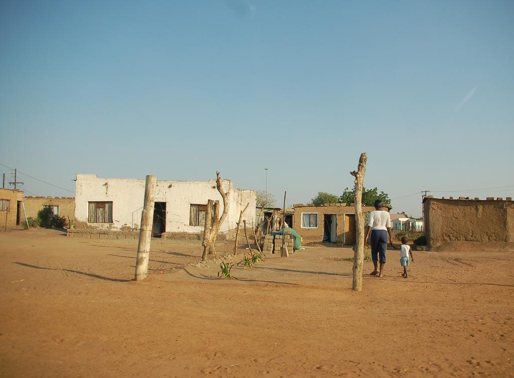 SYDAFRIKA SA Cares for Life familjestödprogrammet i Mabopane Interpedias fadderprogram verkar i Sydafrikas North-West provins, i townshipen Mabopane och Mmakauyane nära den administrativa huvudstaden