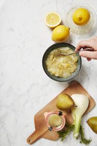 Jordgubbssylt med citron och mynta, 2 burkar 500 g jordgubbar 250 g Dansukker Syltsocker Skal och saft från 1 citron Färsk mynta 1. Rensa och skölj bären och citronen.