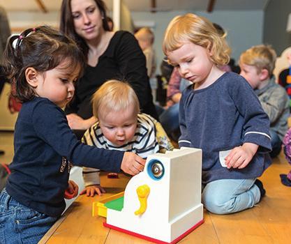 Förskola eller dagis? Idag kallas vår verksamhet för förskola. Tidigare kallades den dagis, som är en förkortning av daghem. Till skillnad från daghem har förskolan en läroplan att följa.