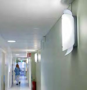 IDEALISK FÖR: Allmänna utrymmen, entréer och kontor. MATERIAL: Armaturstomme av grå pulverlackerad stålplåt. Det frostade bländskyddet i PMMA akryl.