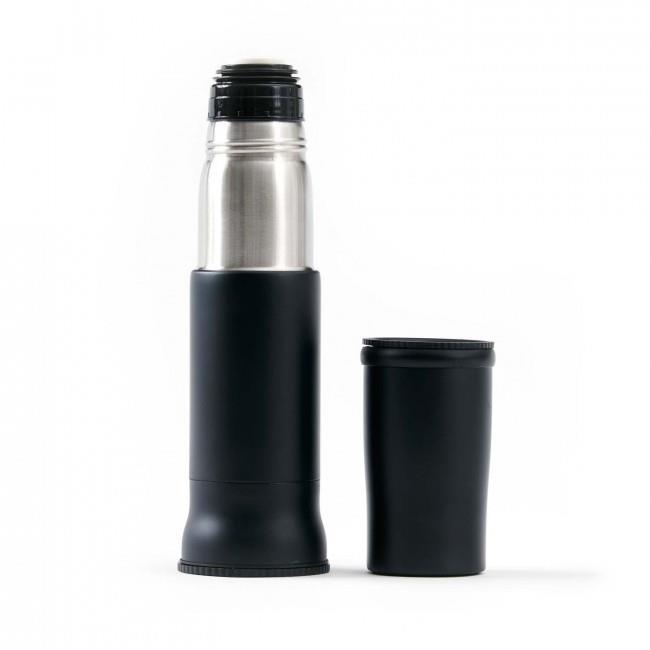 Denna unika design har en inbyggd bilmugg i botten som man enkelt