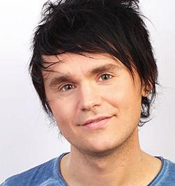 Intiman. 2004 medverkade Kim igen i Grease, denna gång på Göta Lejon samt spelade i Sweet Charity på Intiman mot Nanne Grönvall.