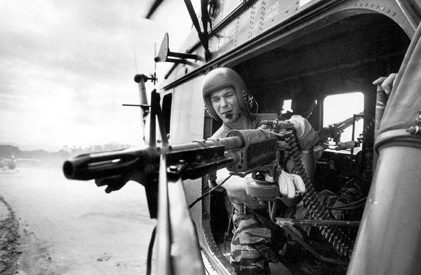 Kulspruteskytten James C. Farley med sin M-60 gör sig redo för ett uppdrag i Da Nang i mars 1965. Helikoptern är en Sikorsky H-34.