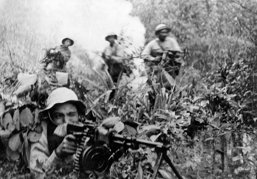 search and destroy SOVFOTO/UIG VIA GETTY FNL-soldater stormar fram på en troligen arrangerad bild i samband med têt-offensiven i Sydvietnam 1968. på att tillfoga fienden förluster.