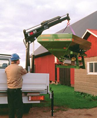 Mindre generatorer, kompressorer, pumpar och sandsäckar lastas enkelt på och av lastbilen.