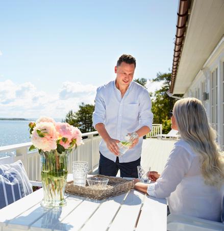 TÄNK PÅ HELHETEN Innan du väljer kulör för husets fasad ta ett steg tillbaka och se på övriga delar, som dörr och fönster, grundmur, tak och omgivningen.