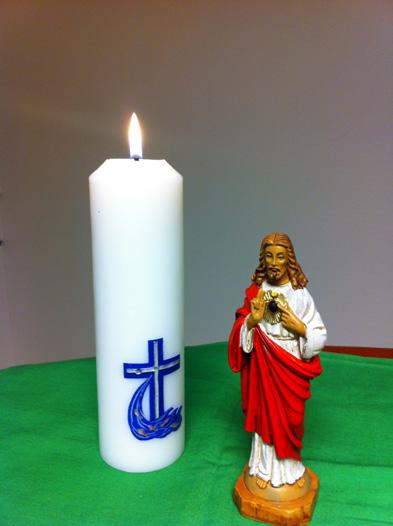 Ta med En duk (gärna i den liturgiska färgen vitt), ett ljus (ert Kristusljus ) ett krucifix, en staty/ikon/bild på Kristus. Bibel, ev barnbibel. Ev: korg med hjärtan.
