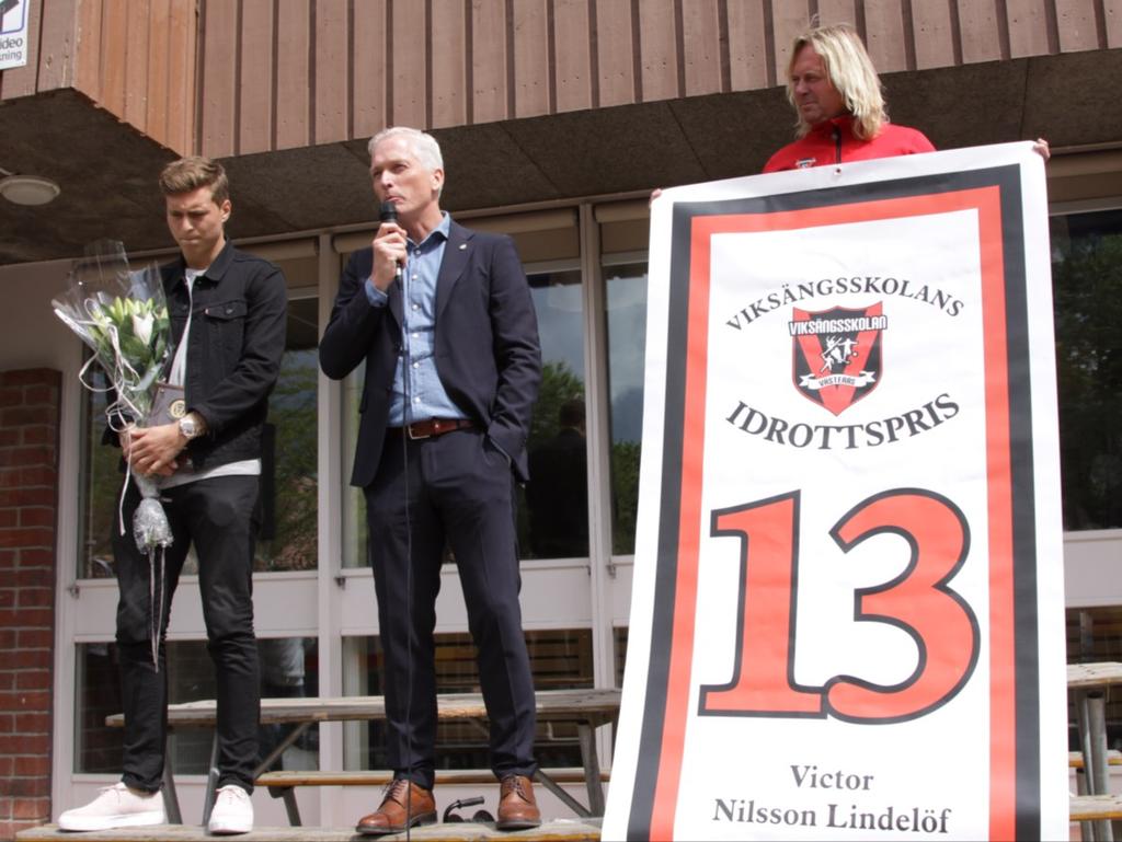 (innebandy) fått priset. Priset består av en plakett som Victor fick ta med sig och en flagga med hans namn som nu kommer att hissas tillsammans med de andra storheterna uppe i idrottshallen.