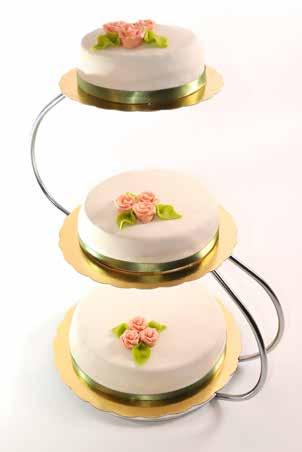 Presentation Hur vill du att din bröllopstårta ska presenteras? Vi har tre olika tårtställningar i olika utföranden. Ett fjärde alternativ är att ställa upp tårtorna på en fin buffé.