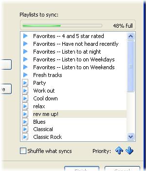 5 I panelen Spelningslistor som ska synkroniseras väljer du en spellista och klickar på pilarna intill Prioritet för att placera dem i den ordning som du vill använda för synkroniseringen.