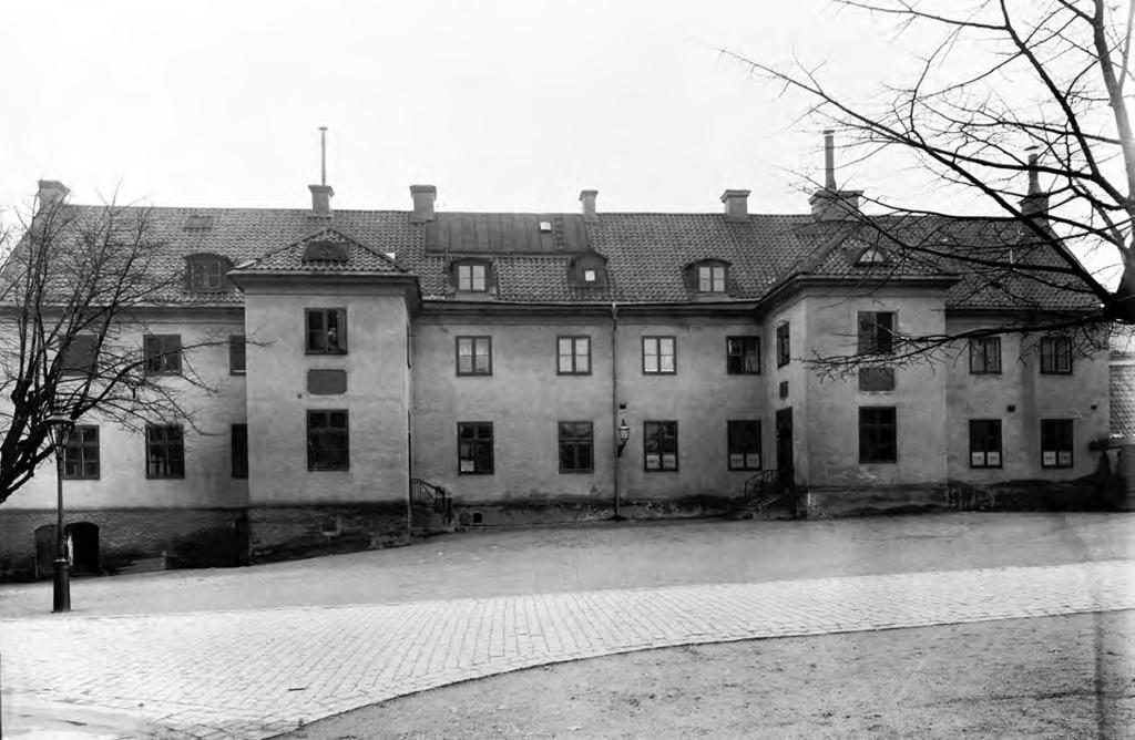 Klaraskolan och Stockholms gymnasium bildade Norra Latin 1880. Ovan Klara fotograferad 1903.