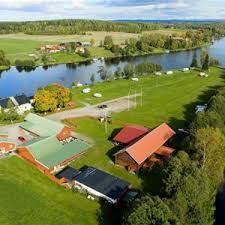 På en halvö i Dalälven ligger Tyllsnäs Vandrarhem och camping. Det finns ca 70 platser för el och ytterligare platser utan elstolpar. Det finns alltså plats för oss alla.