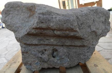 Conservation of an Etruscan altar An altar fragment found during excavations at San Giovenale in 1958, has for a long period of time been deposited in the garden of the Swedish Institute in Rome.