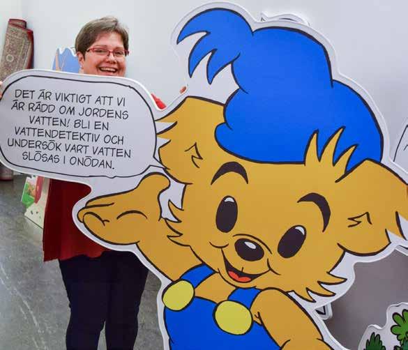 Bamse flyttar in i Kristianstad med hjälp av Regionmuseets Marie Schönhult.