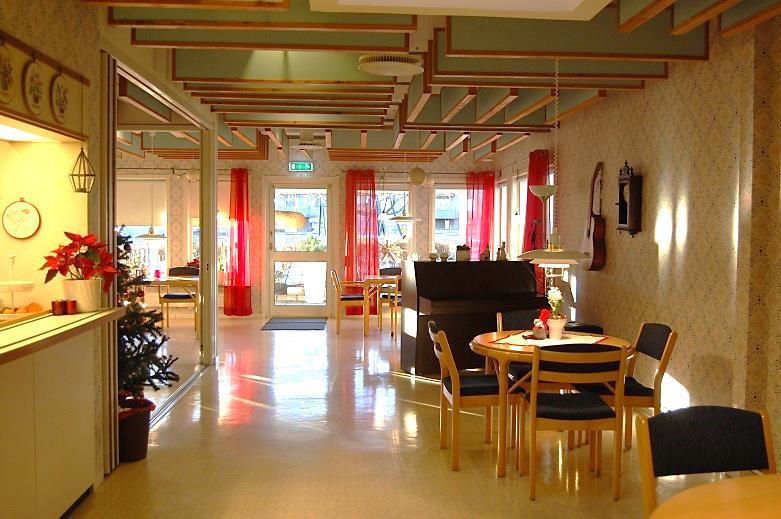 7.8. Restaurangen (Träffpunkten) Östra Torggatan 1 A-B 570 01 Rörvik Handikapparkering saknas. Dörröppnare finns. Brant backe vid entrén.